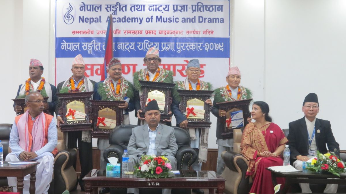 उपराष्ट्रपति यादवद्वारा वरिष्ठ ६ जना सर्जक सम्मानित